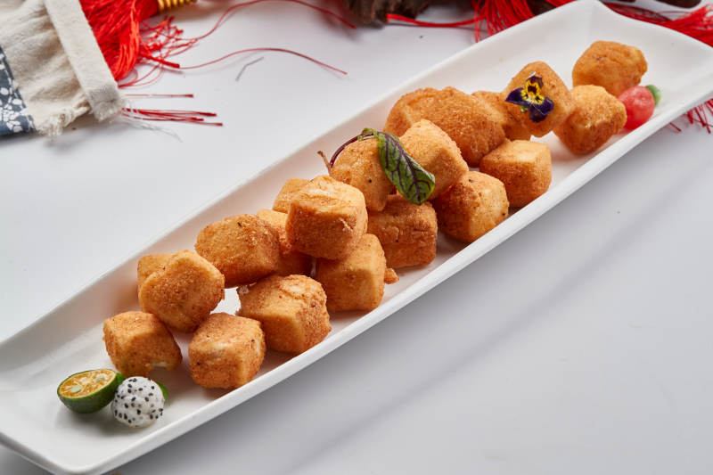 白色瓷盘装的油炸蟹粉日是豆腐图片