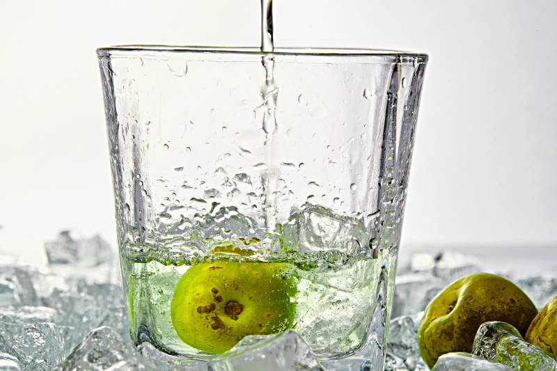 布满冰块的酒杯中的清凉白葡萄味预调酒图片