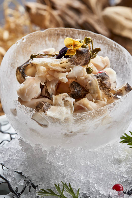 冰制作的餐具器皿装的大海螺肉温拌螺头图片