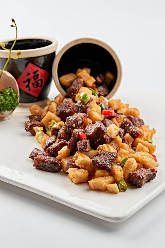 摆盘精美的杏鲍菇小炒牛仔粒图片