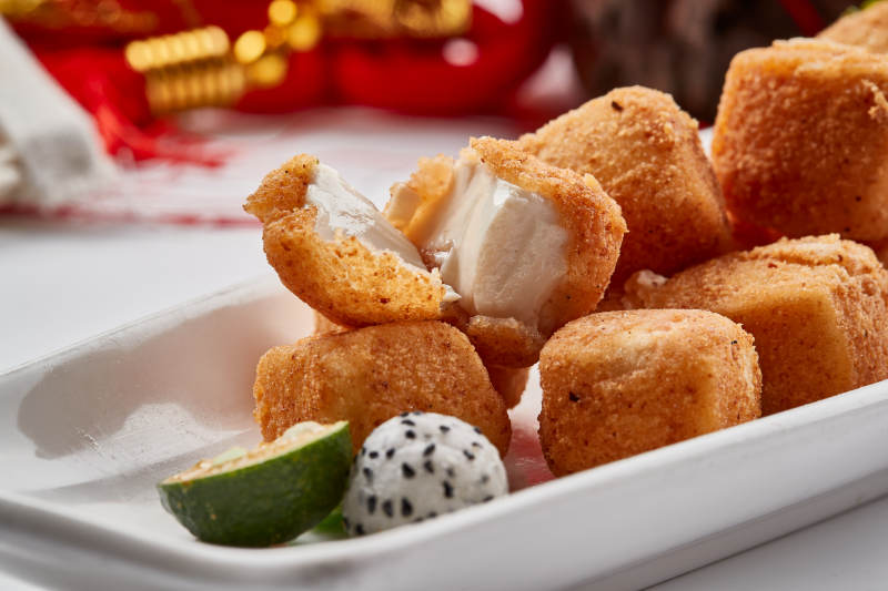 白色瓷盘装的油炸蟹粉日是豆腐图片