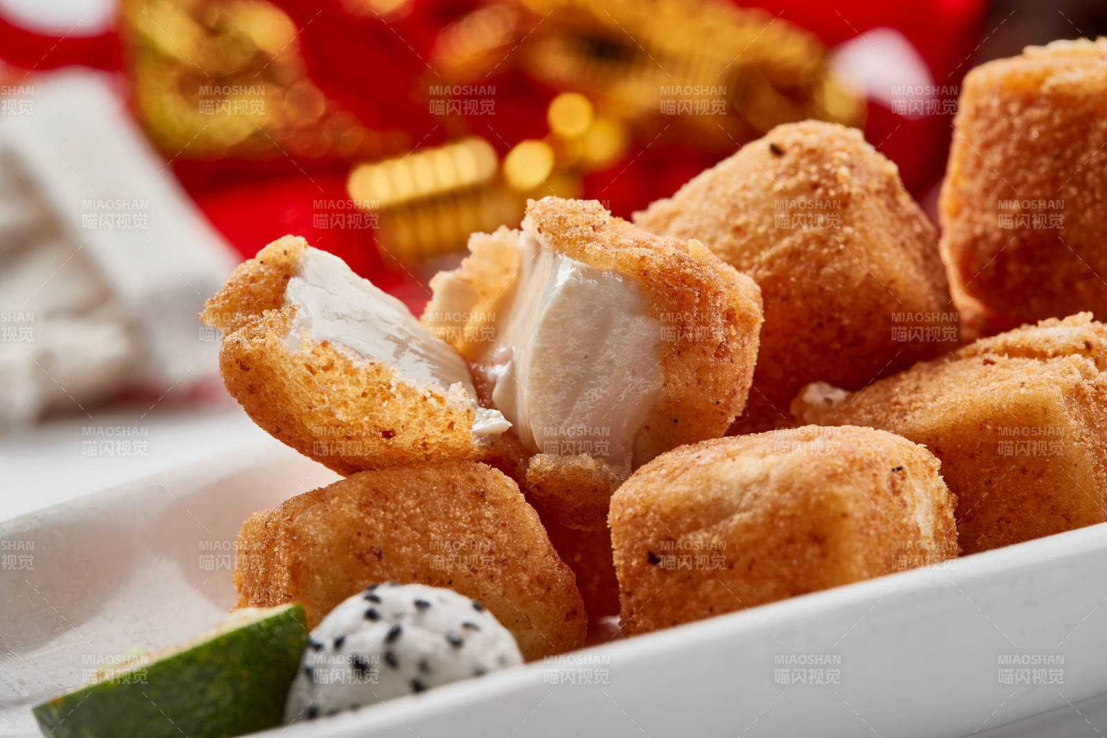 白色瓷盘装的油炸蟹粉日是豆腐图片