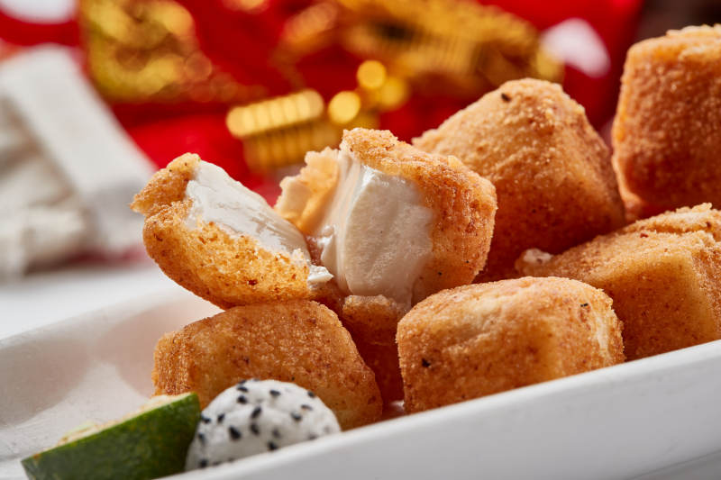 白色瓷盘装的油炸蟹粉日是豆腐图片