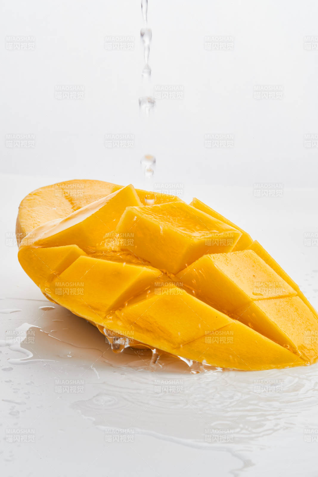 白色背景上摆放的水嫩新鲜芒果图片