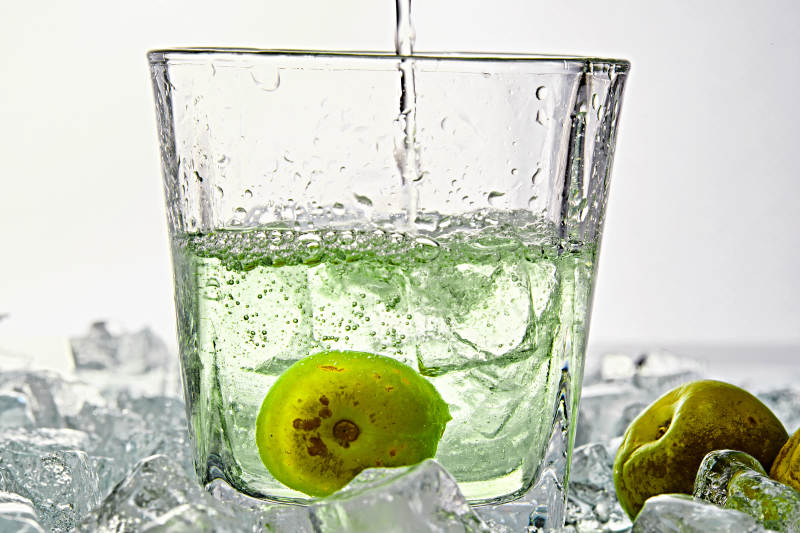 布满冰块的酒杯中的清凉白葡萄味预调酒图片