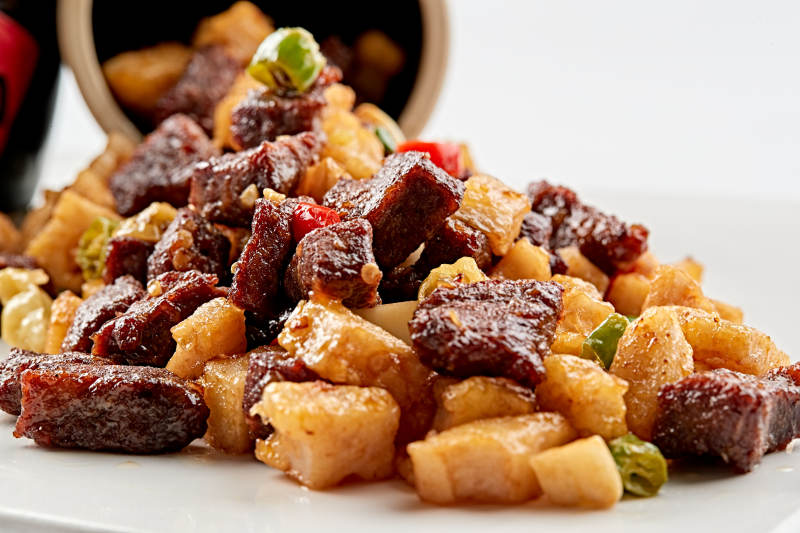 摆盘精美的杏鲍菇小炒牛仔粒图片