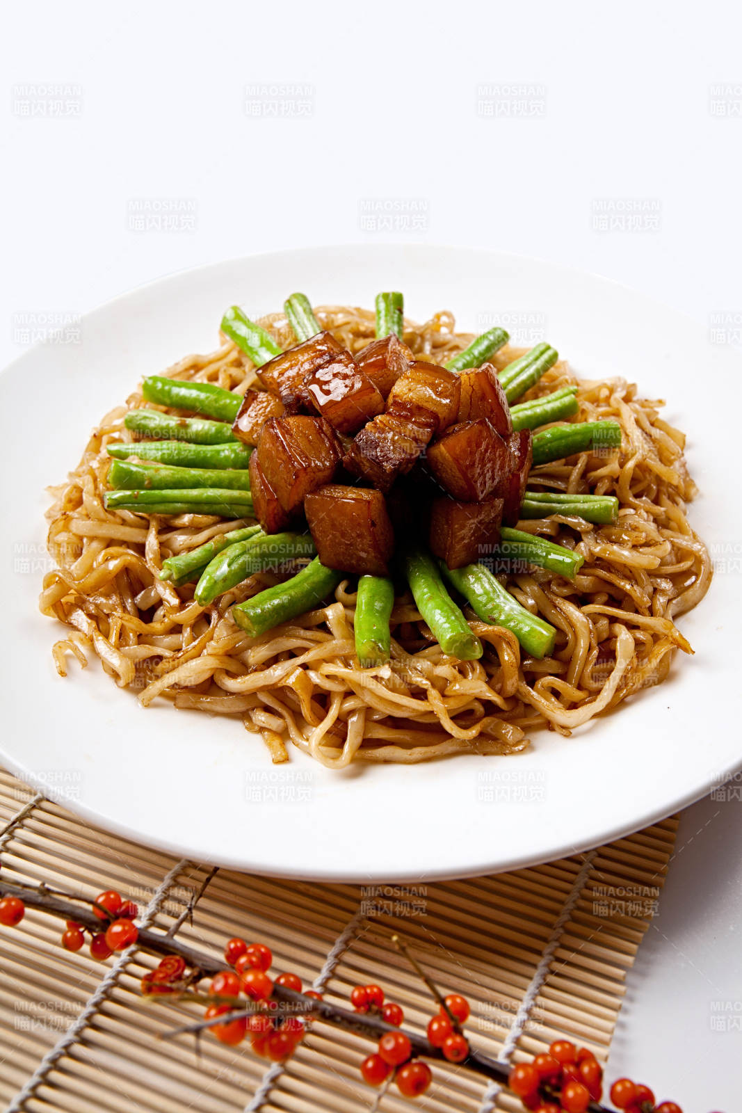 美味红烧肉豆角焖面图片