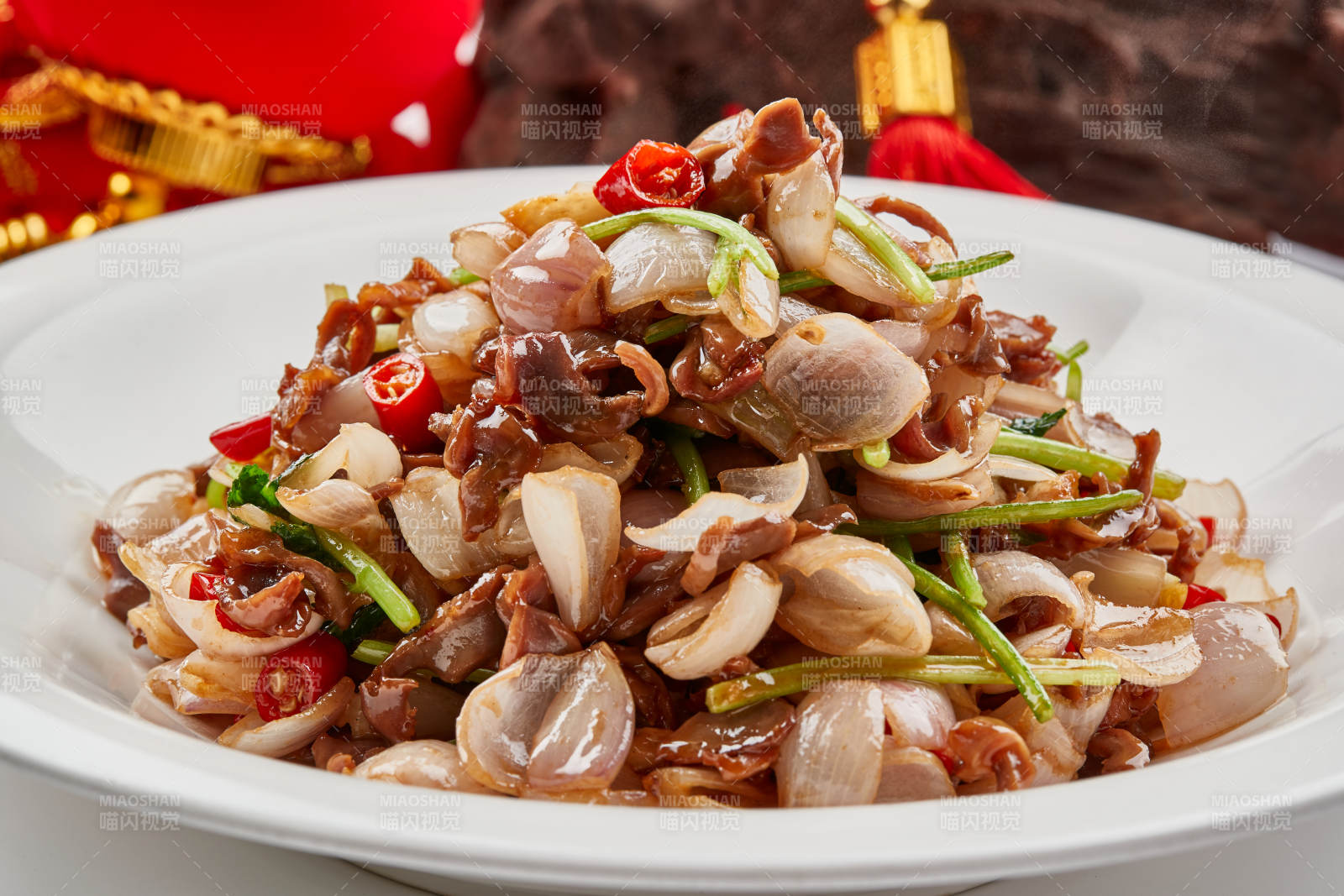 白色瓷盘装的小洋葱炒牛肉图片