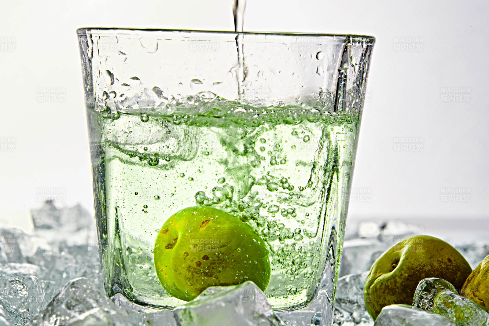 布满冰块的酒杯中的清凉白葡萄味预调酒图片