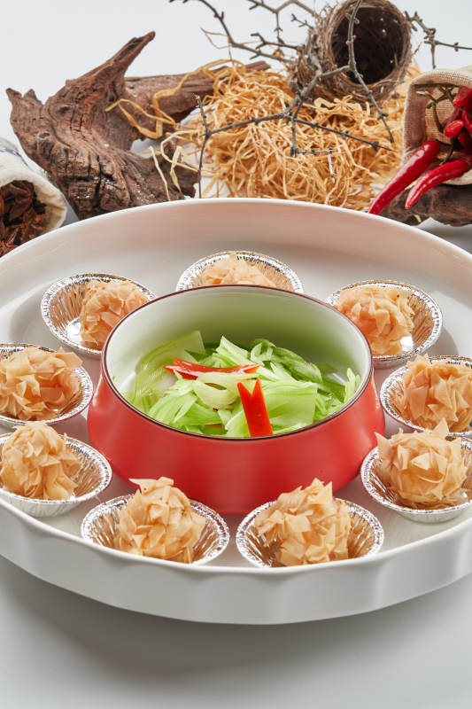 精美瓷餐具装的杏仁麦片烤龙虾球图片