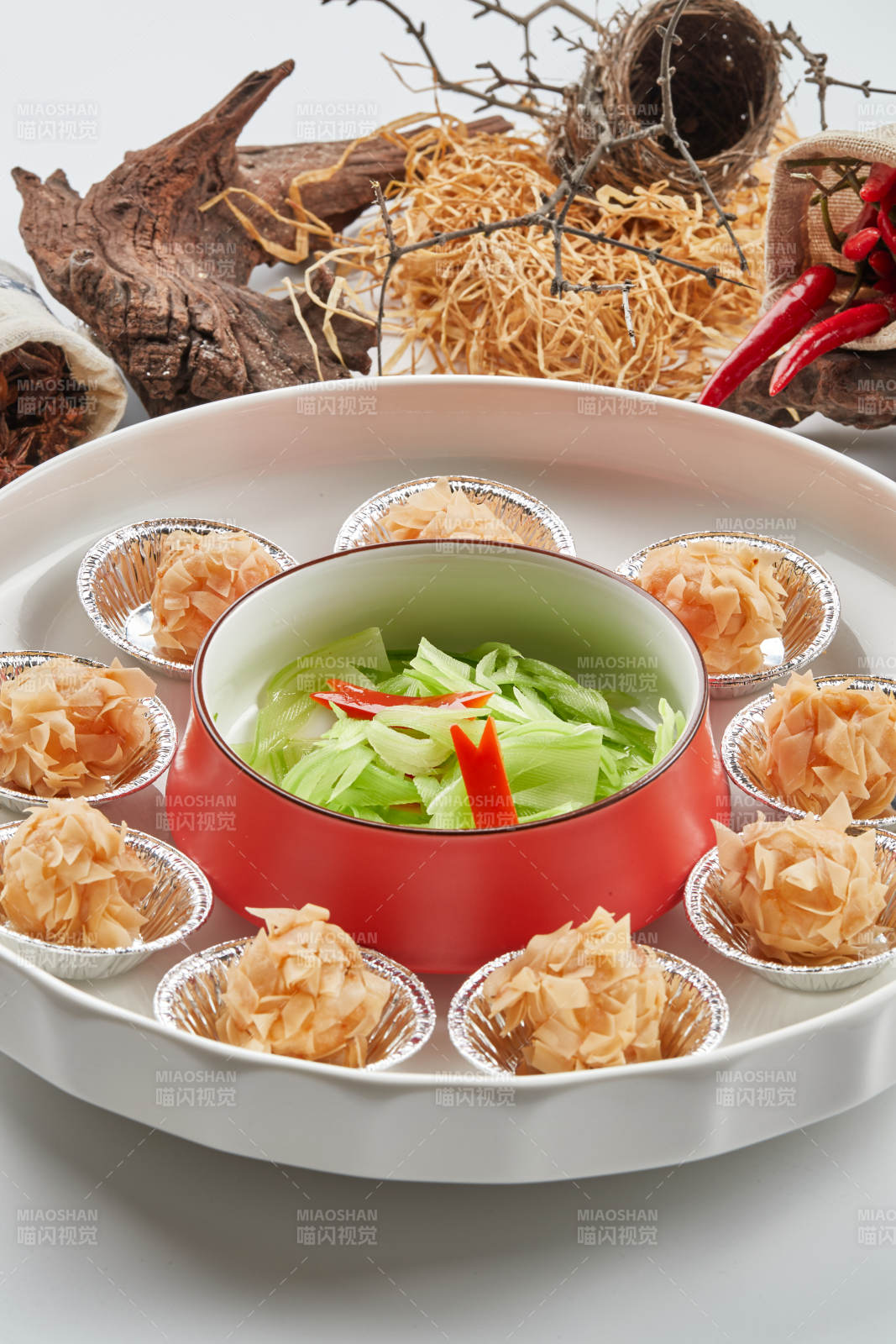 精美瓷餐具装的杏仁麦片烤龙虾球图片