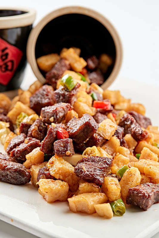 摆盘精美的杏鲍菇小炒牛仔粒图片