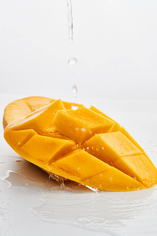 白色背景上摆放的水嫩新鲜芒果图片