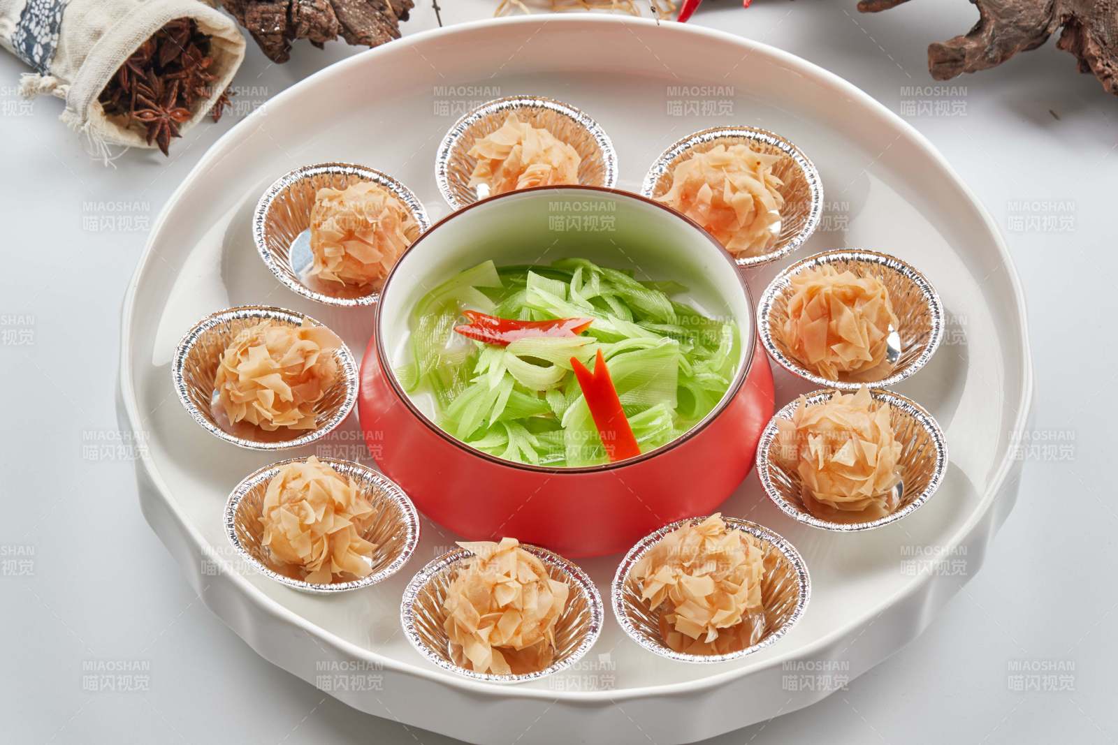 精美瓷餐具装的杏仁麦片烤龙虾球图片