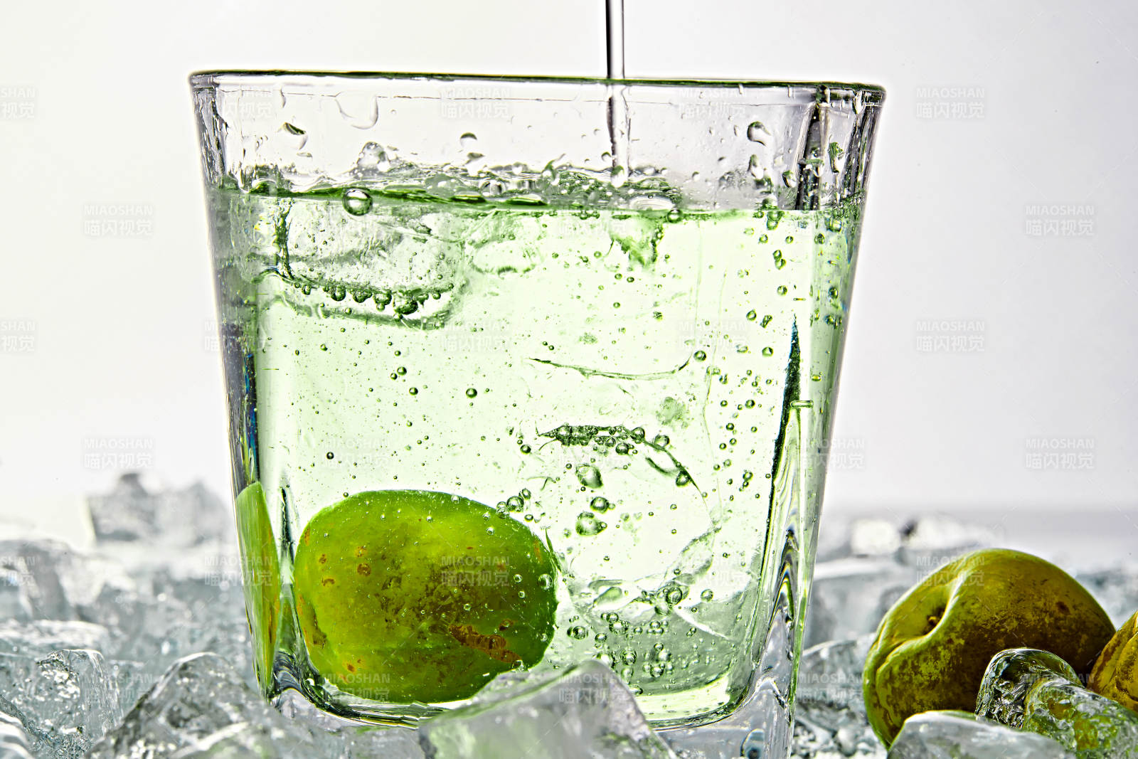 布满冰块的酒杯中的清凉白葡萄味预调酒图片