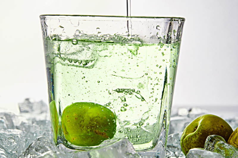 布满冰块的酒杯中的清凉白葡萄味预调酒图片