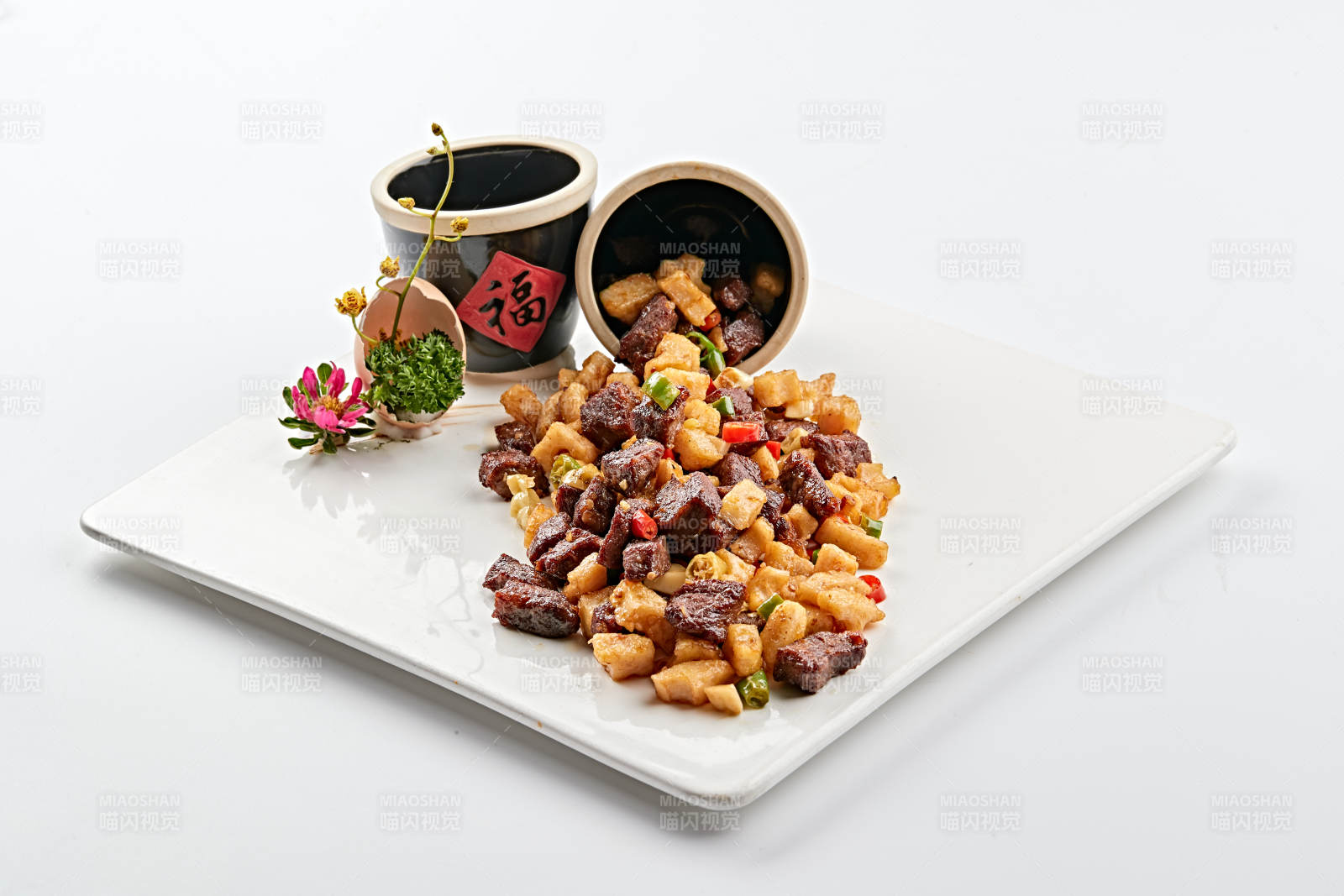 摆盘精美的杏鲍菇小炒牛仔粒图片