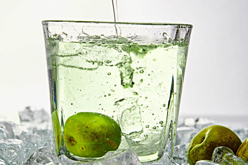 布满冰块的酒杯中的清凉白葡萄味预调酒图片