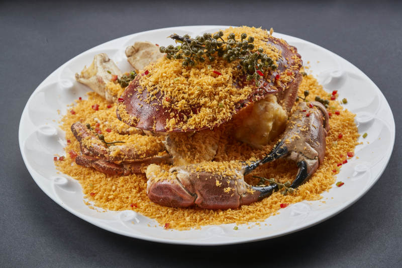 白色瓷盘装的面包糠藤椒香炸面包蟹图片