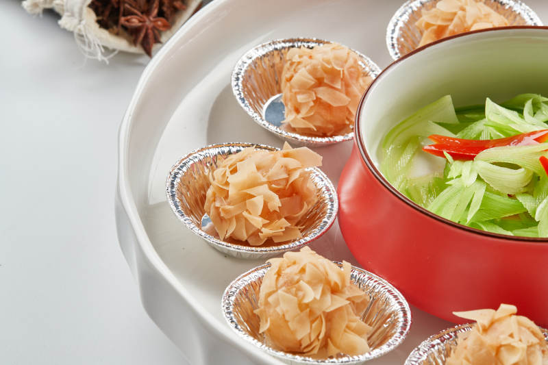 精美瓷餐具装的杏仁麦片烤龙虾球图片