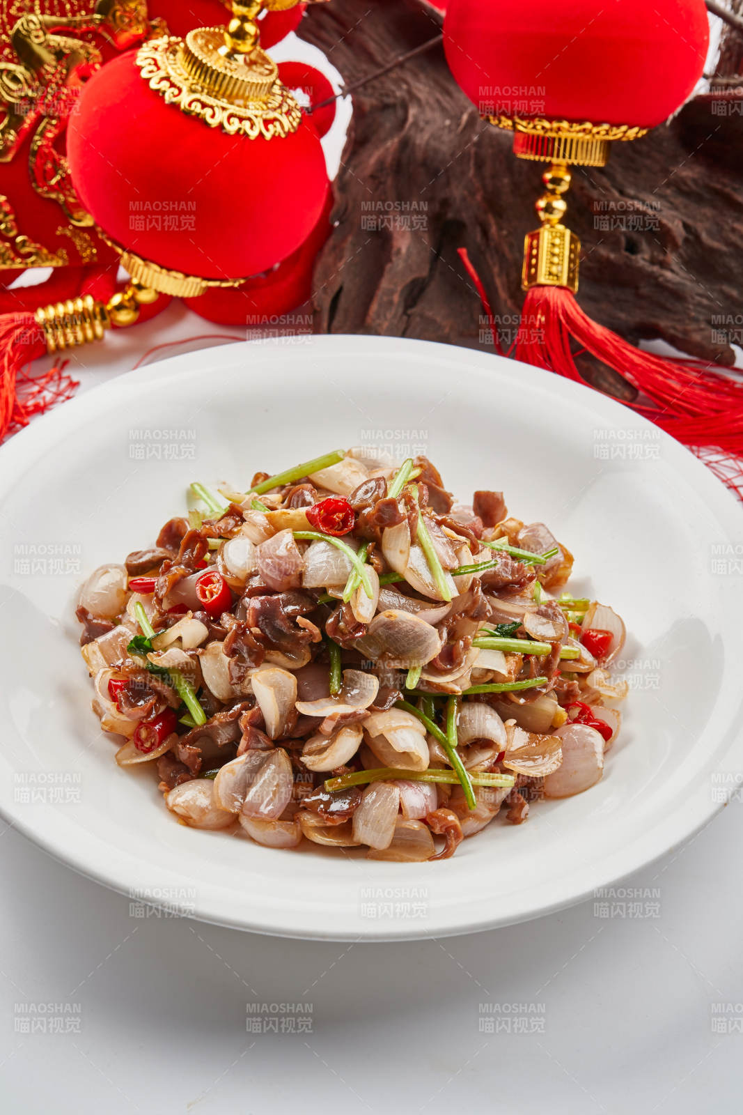 白色瓷盘装的小洋葱炒牛肉图片