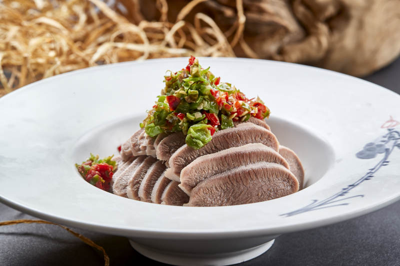 精美凉菜剁椒牛舌口条图片