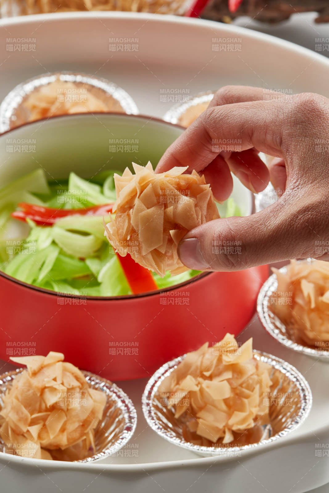 精美瓷餐具装的杏仁麦片烤龙虾球图片