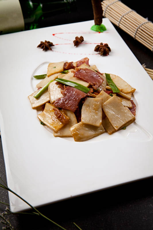 杏鲍菇片炒黑腊肉图片