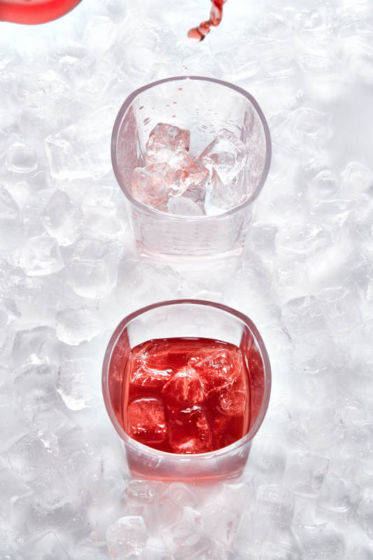 布满冰块的酒杯中的清凉葡萄味预调酒图片