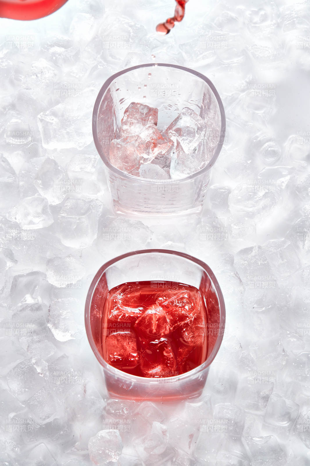 布满冰块的酒杯中的清凉葡萄味预调酒图片