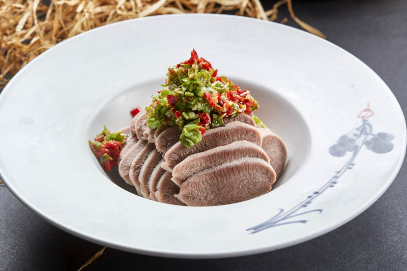 精美凉菜剁椒牛舌口条图片