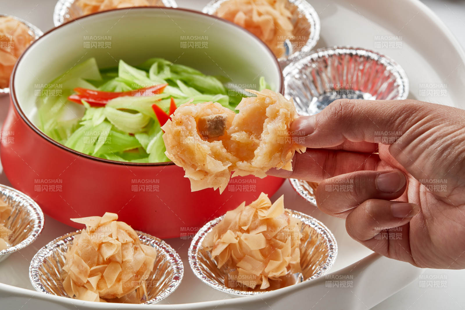 精美瓷餐具装的杏仁麦片烤龙虾球图片