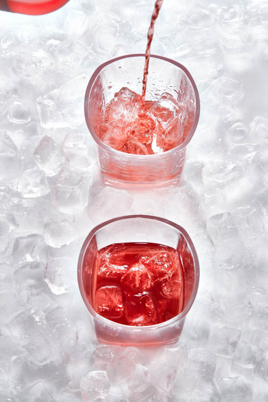 布满冰块的酒杯中的清凉葡萄味预调酒图片