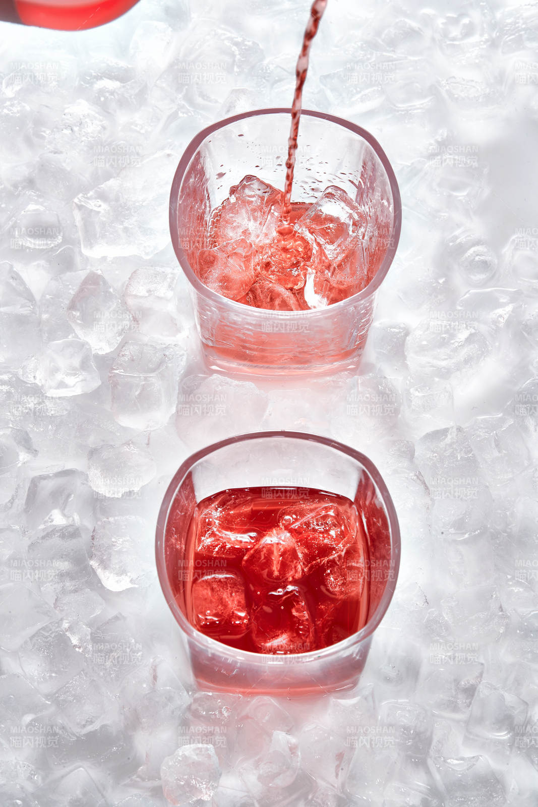 布满冰块的酒杯中的清凉葡萄味预调酒图片