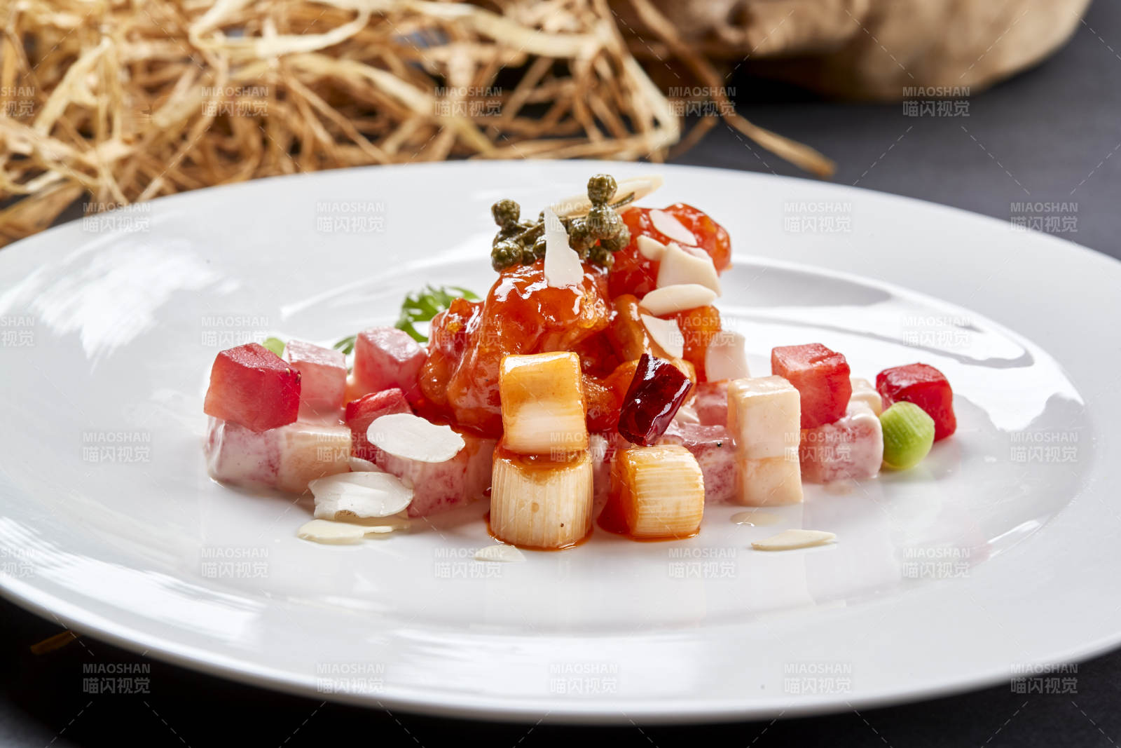 白色圆瓷盘装的水果宫保明虾球图片