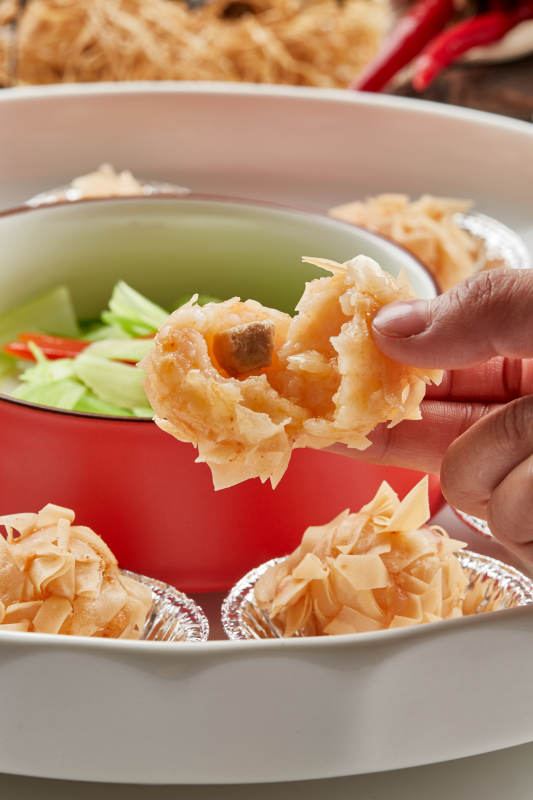 精美瓷餐具装的杏仁麦片烤龙虾球图片