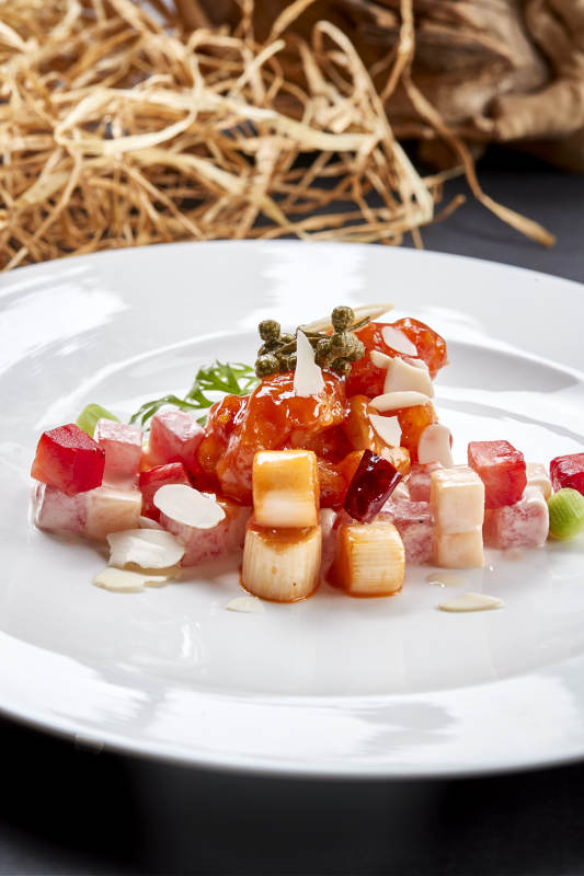 白色圆瓷盘装的水果宫保明虾球图片