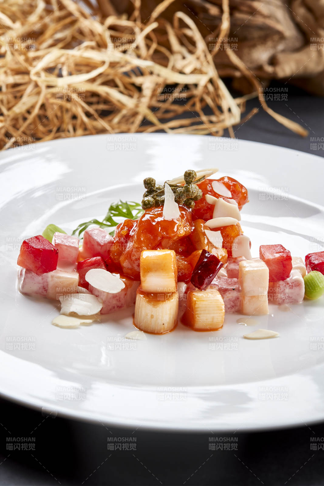 白色圆瓷盘装的水果宫保明虾球图片