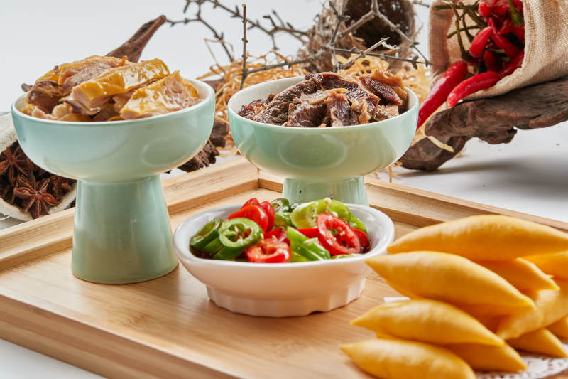 木质托盘装的黄馍馍配鸡牛双拼图片