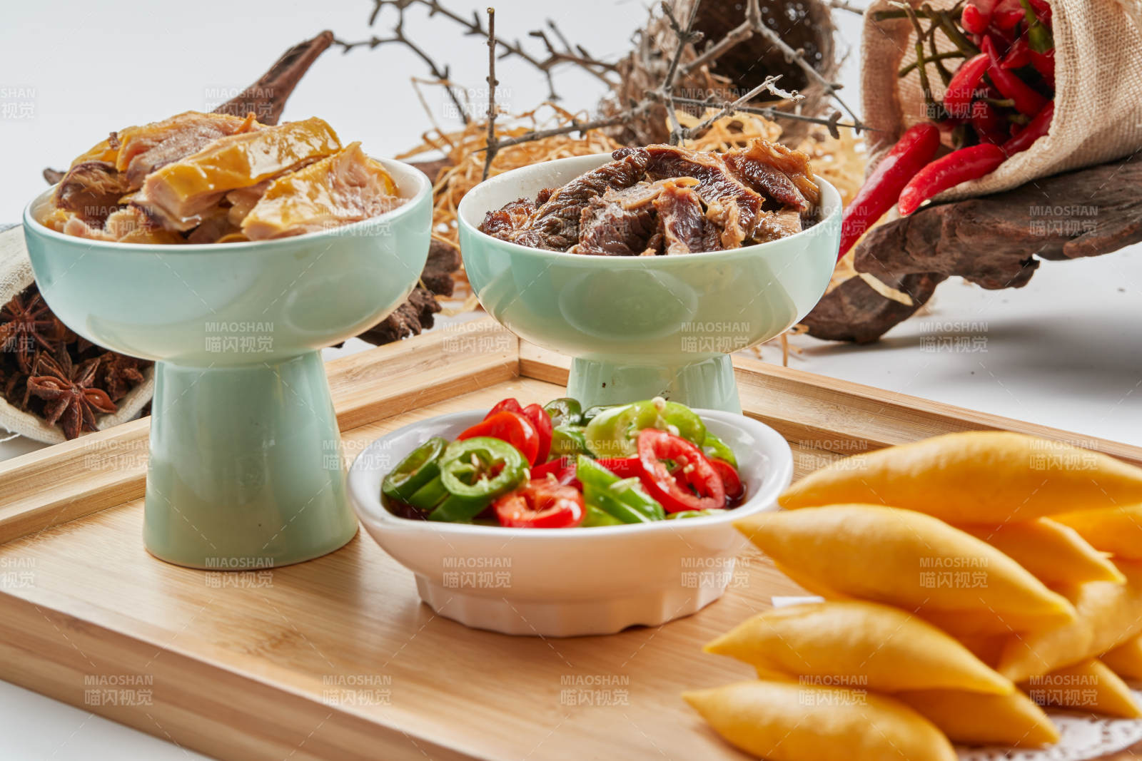 木质托盘装的黄馍馍配鸡牛双拼图片