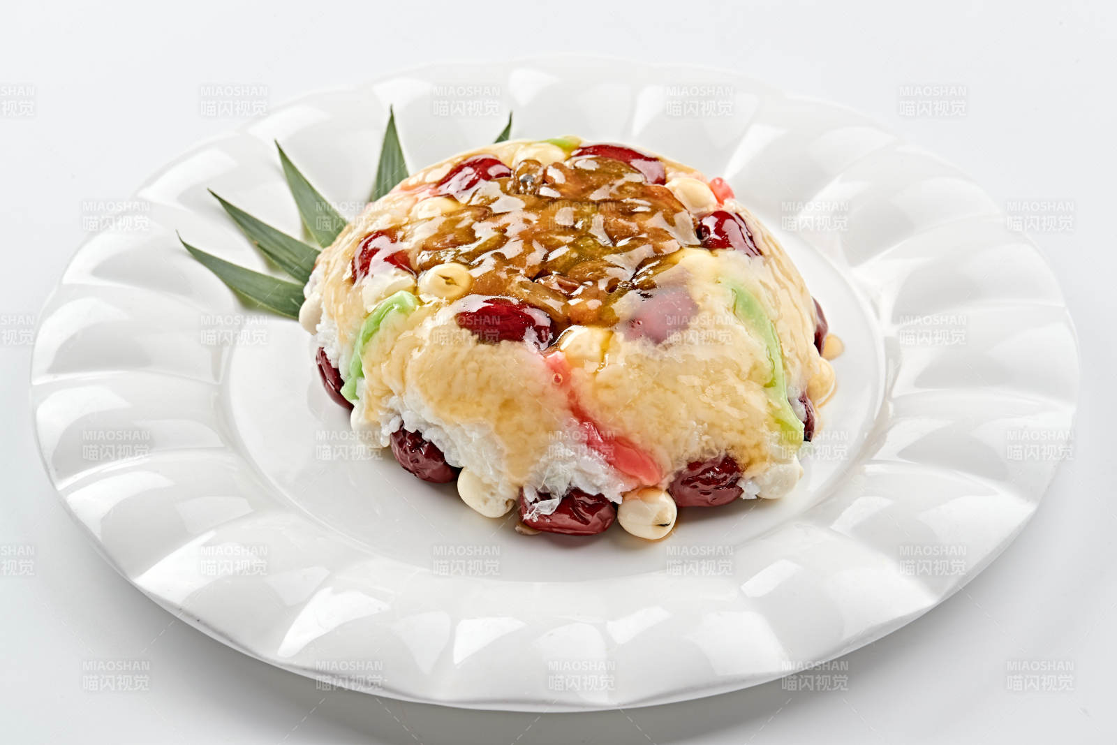 白色瓷盘装的婚宴甜品糯米八宝饭图片