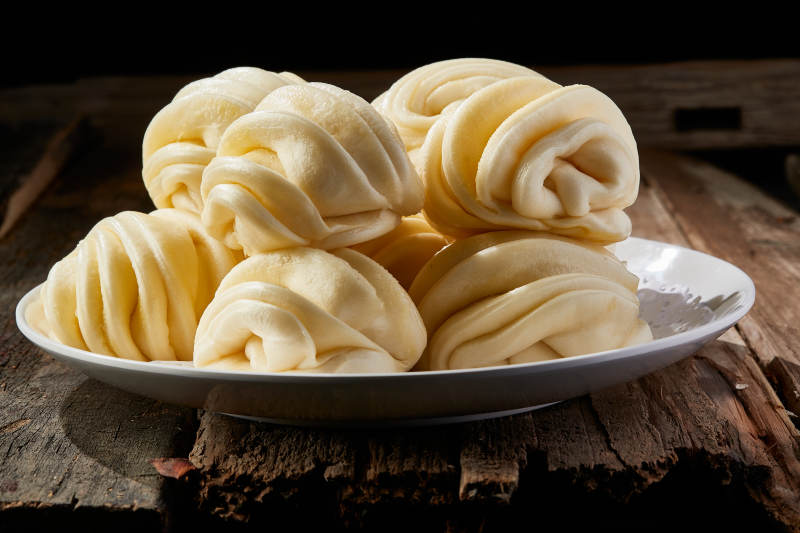 白色瓷盘装的现蒸麻油花卷图片