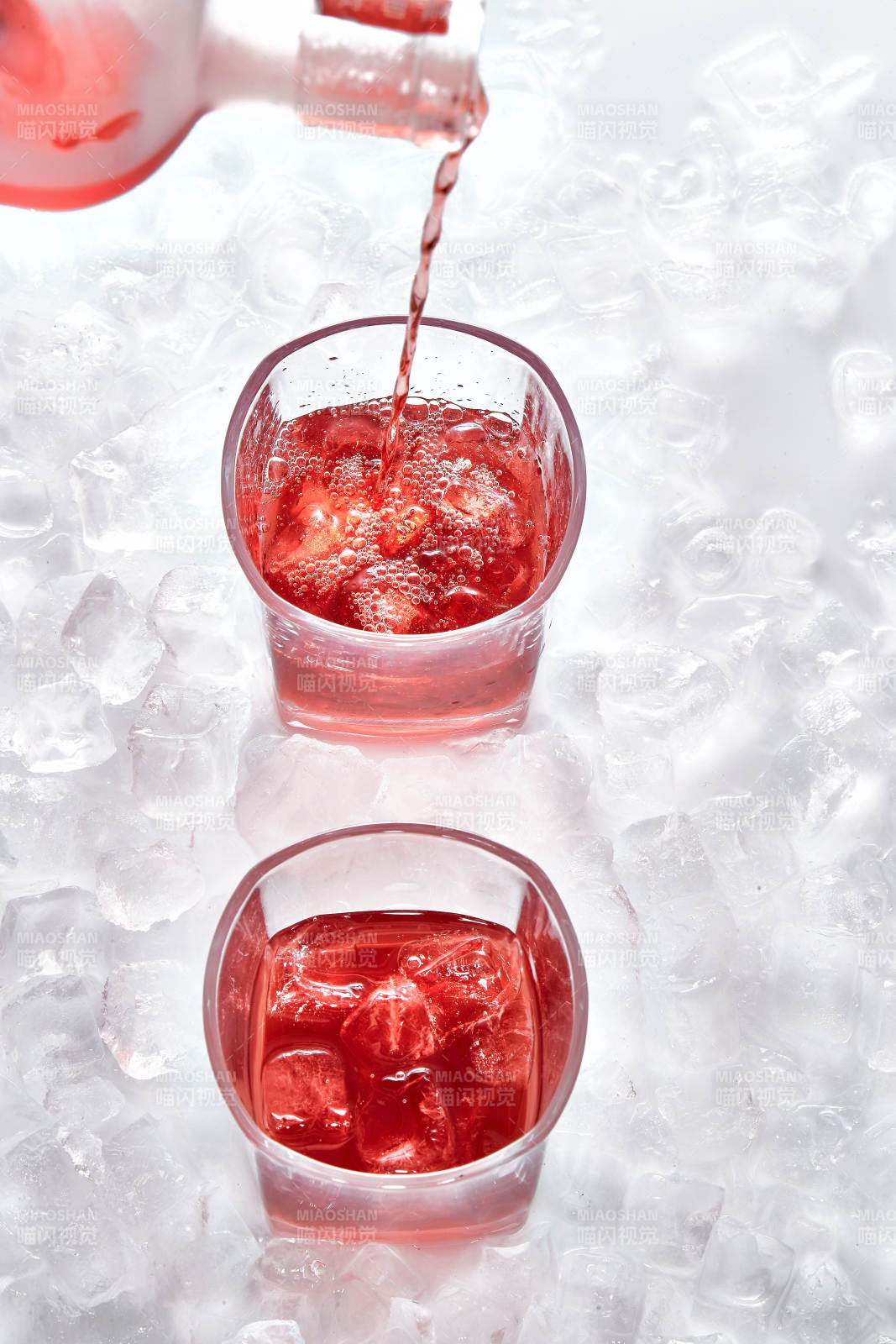 布满冰块的酒杯中的清凉葡萄味预调酒图片