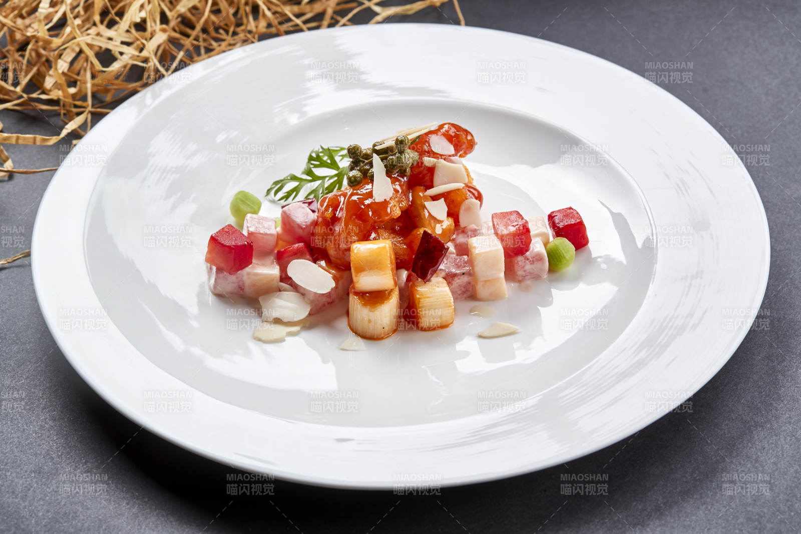 白色圆瓷盘装的水果宫保明虾球图片