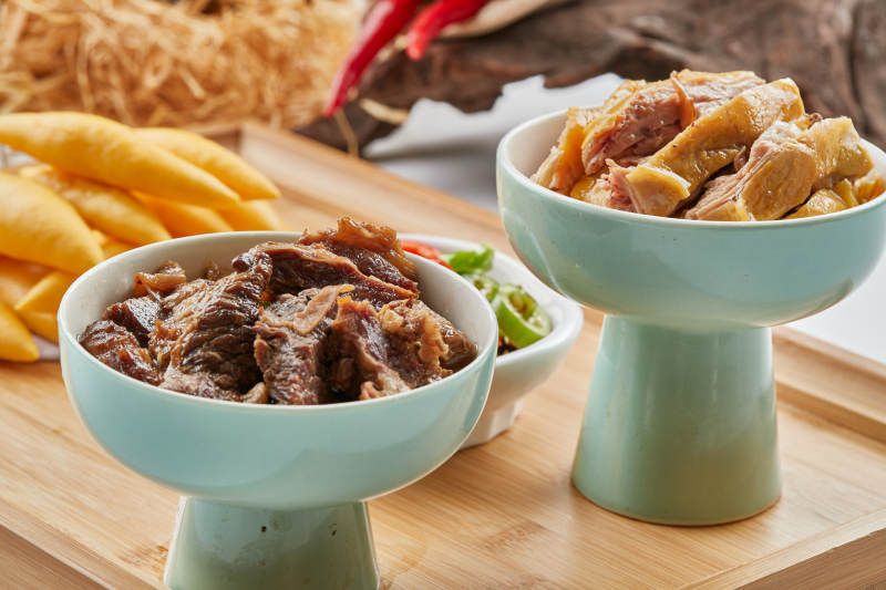 木质托盘装的黄馍馍配鸡牛双拼图片