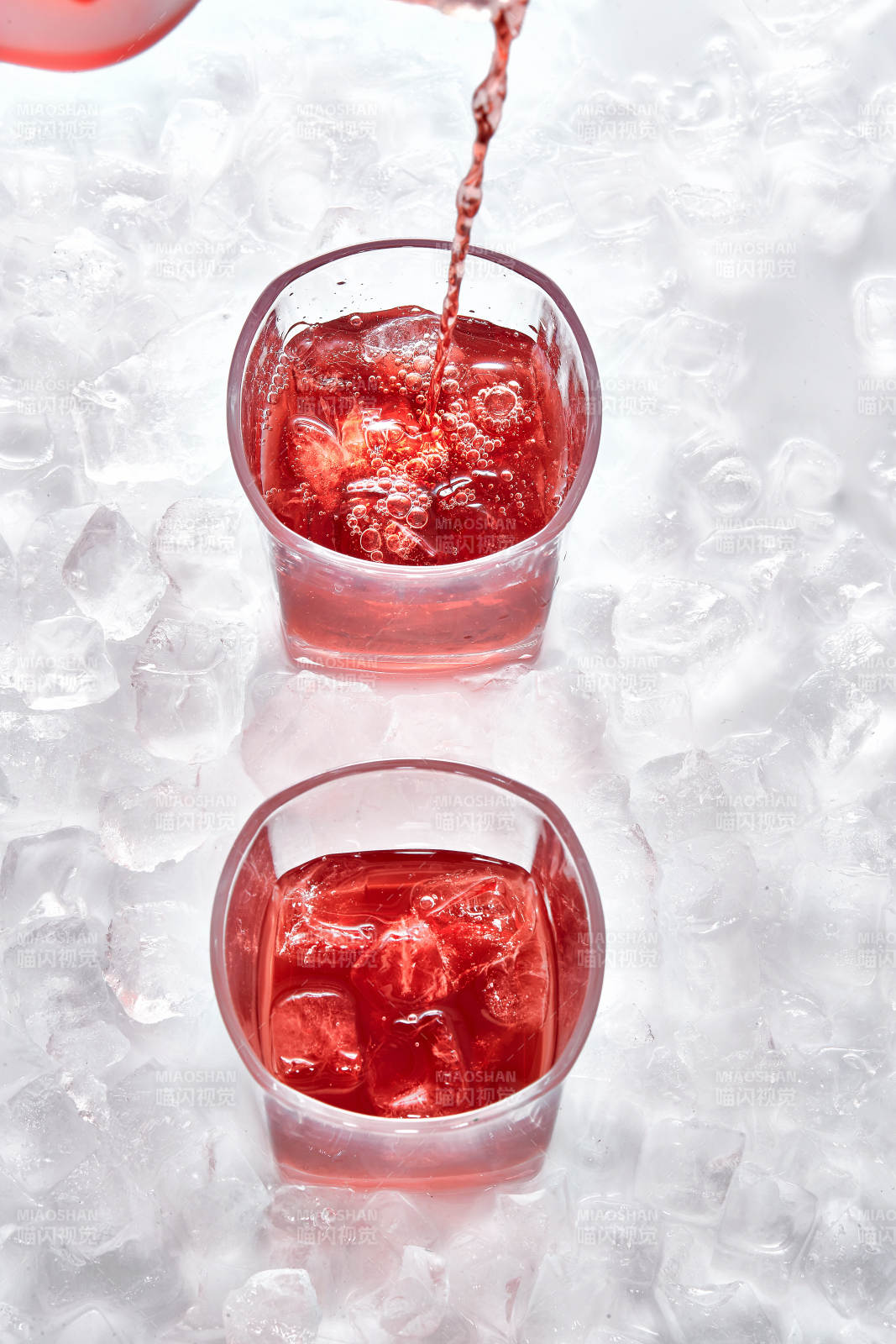 布满冰块的酒杯中的清凉葡萄味预调酒图片