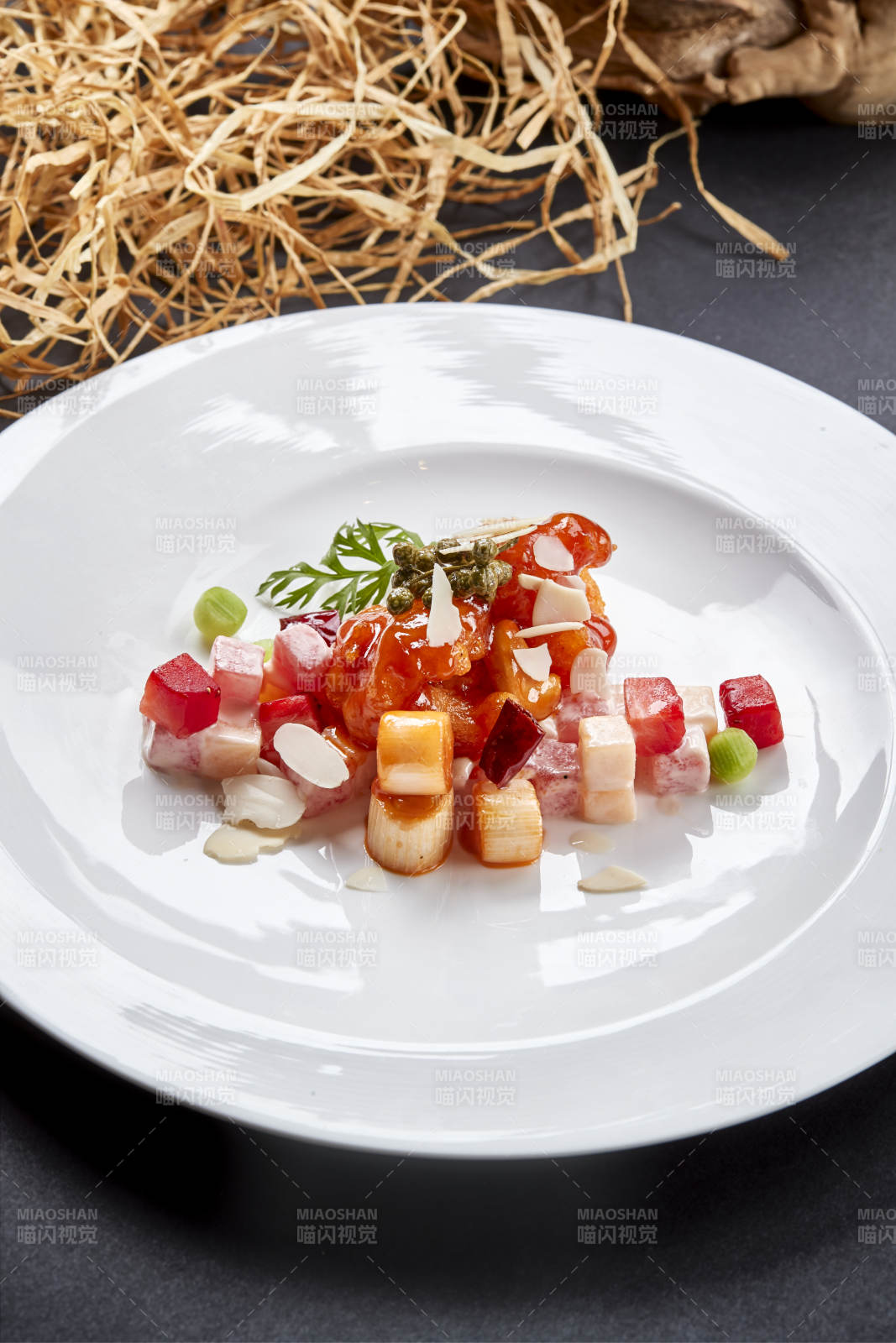 白色圆瓷盘装的水果宫保明虾球图片