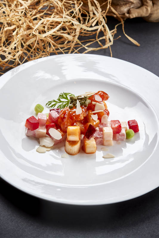 白色圆瓷盘装的水果宫保明虾球图片