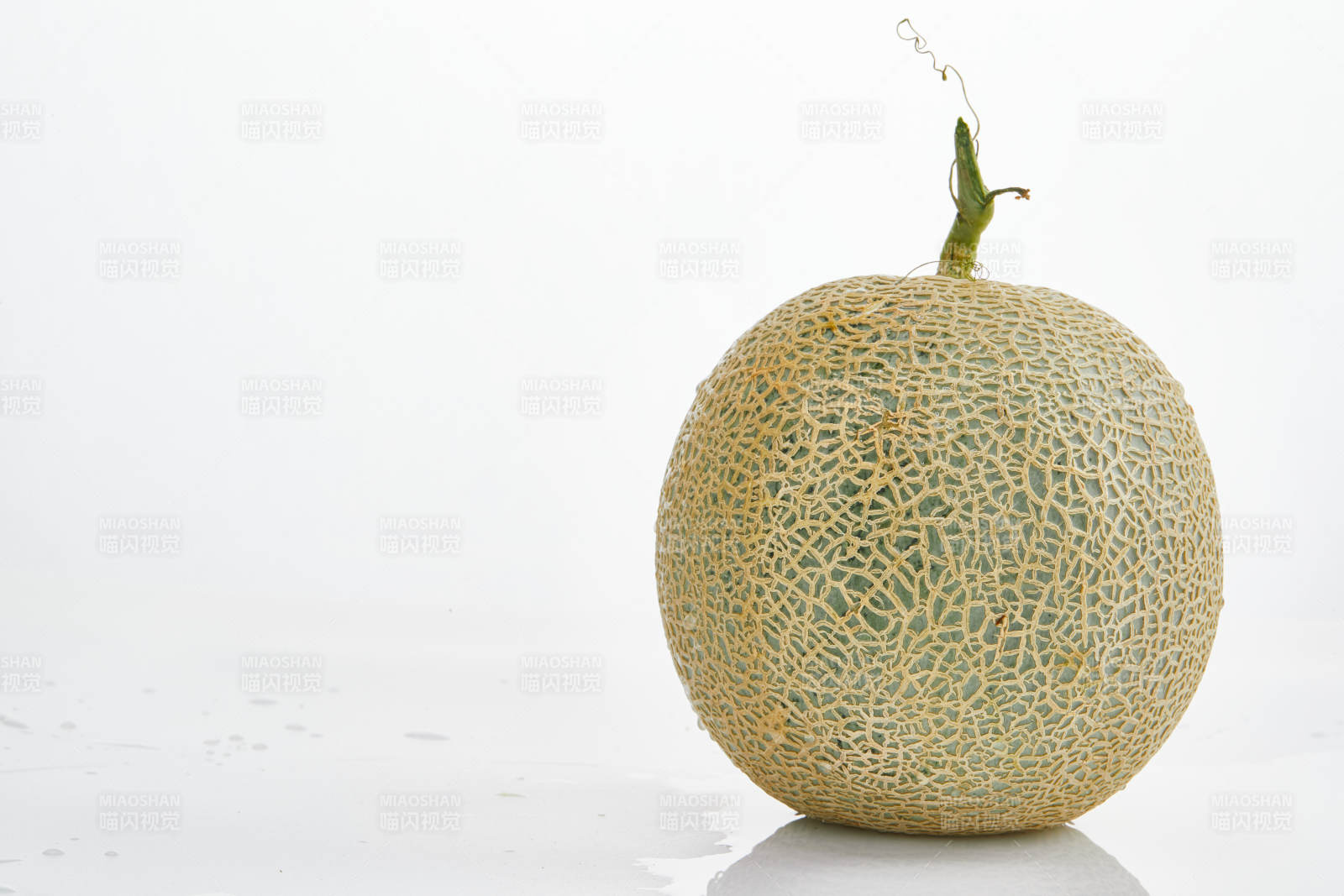 白色背景上摆放的新鲜哈密瓜图片