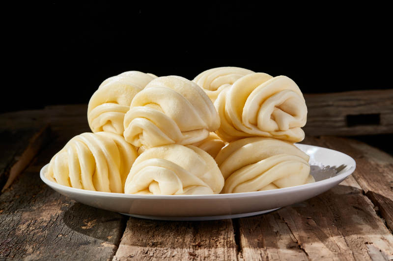 白色瓷盘装的现蒸麻油花卷图片